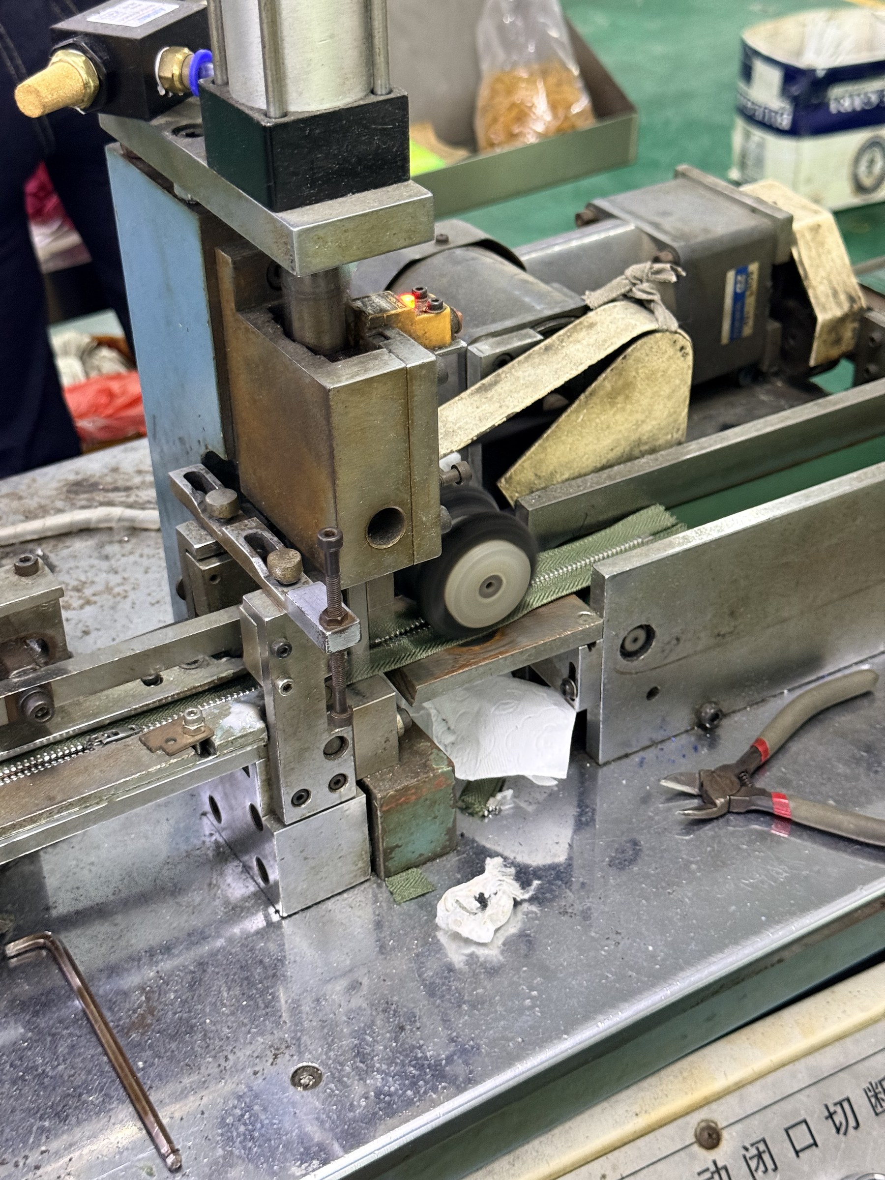 Zipper processing machine